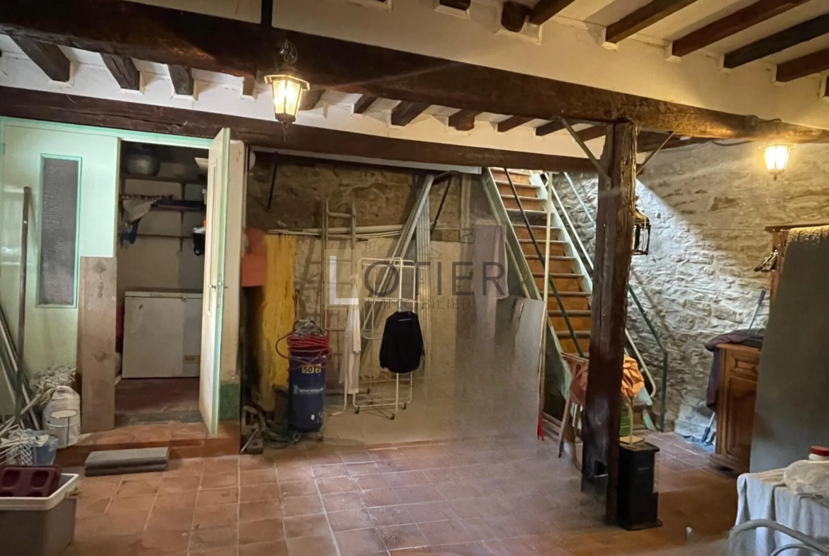 Spacieuse maison de village à Montlegun, Carcassonne avec terrasse et grand potentiel à vendre 