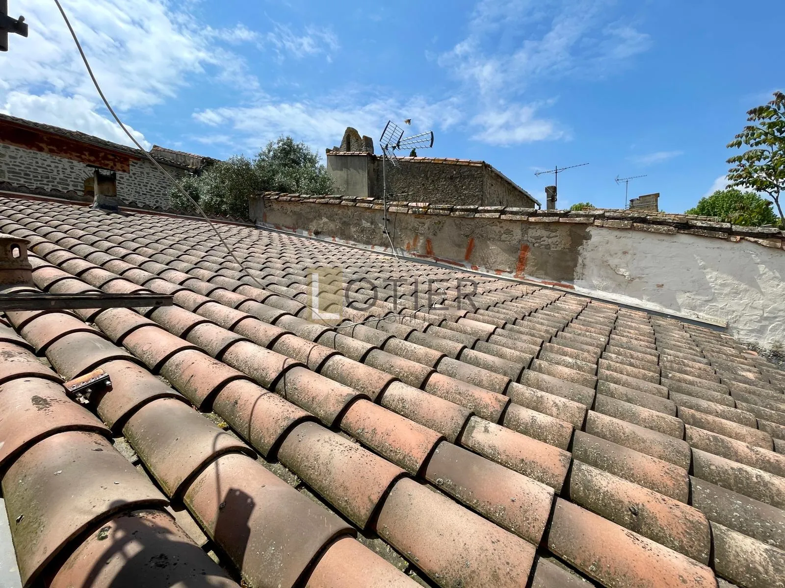 Spacieuse maison de village à Montlegun, Carcassonne avec terrasse et grand potentiel à vendre 
