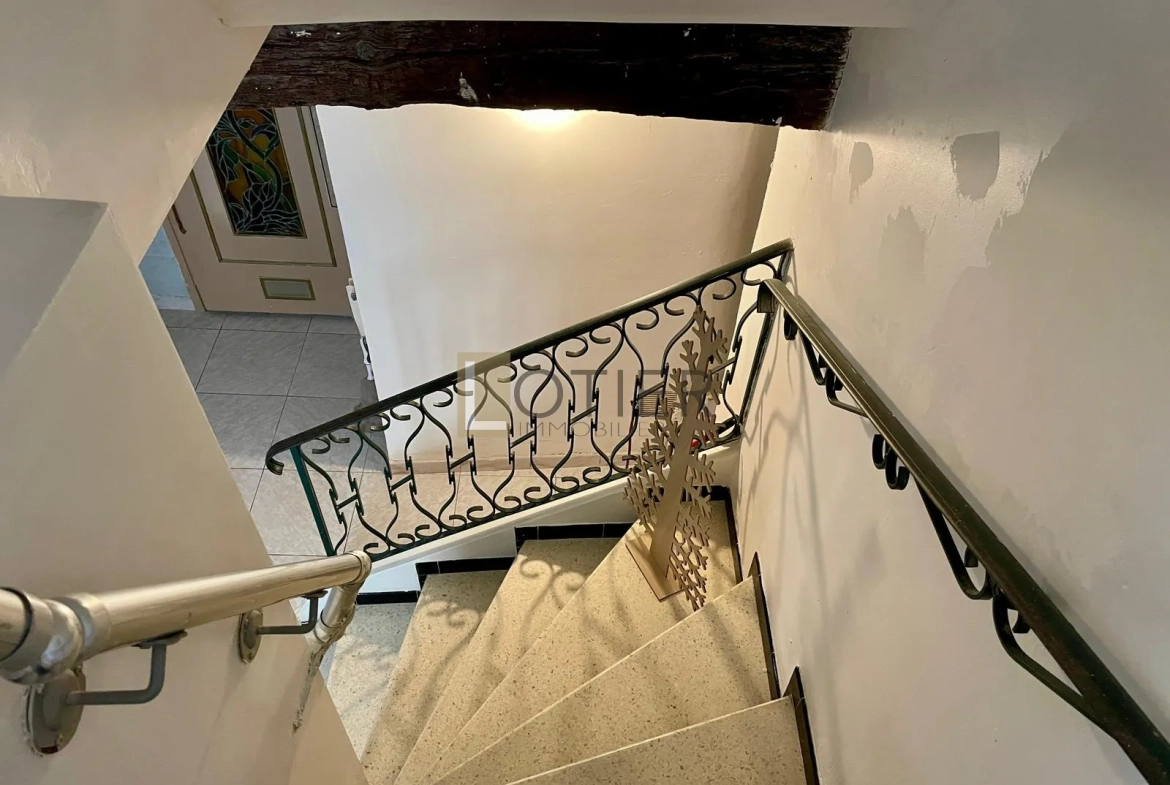 Spacieuse maison de village à Montlegun, Carcassonne avec terrasse et grand potentiel à vendre 