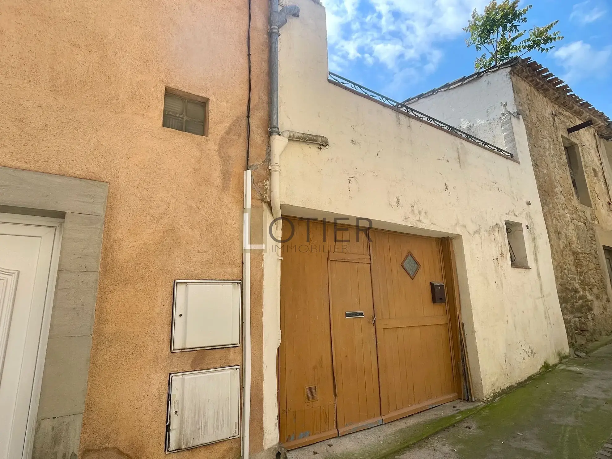 Spacieuse maison de village à Montlegun, Carcassonne avec terrasse et grand potentiel à vendre 