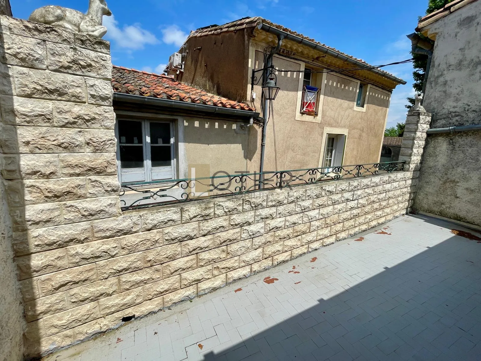 Spacieuse maison de village à Montlegun, Carcassonne avec terrasse et grand potentiel à vendre 