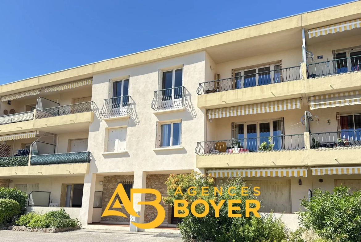 Studio de 21,08 m² à Bandol avec terrasse et double parking 