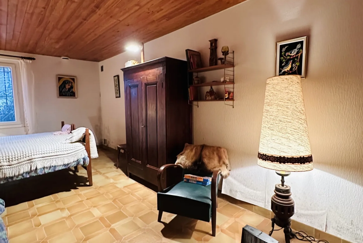 Maison lumineuse avec terrasse et terrain arboré à Montferrer 