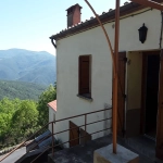 Maison lumineuse avec terrasse et terrain arboré à Montferrer
