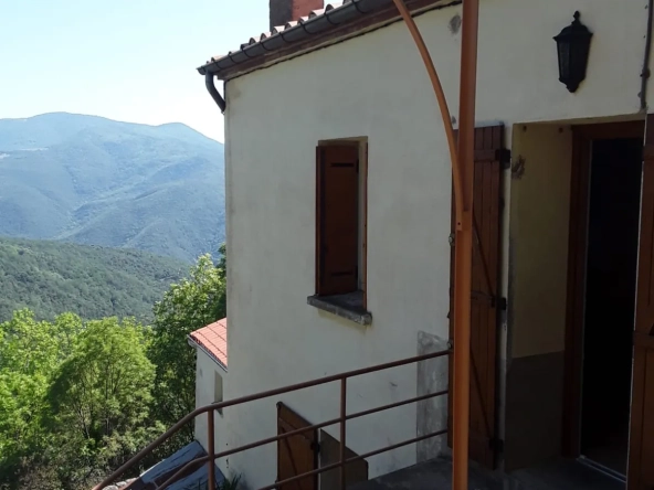 Maison lumineuse avec terrasse et terrain arboré à Montferrer