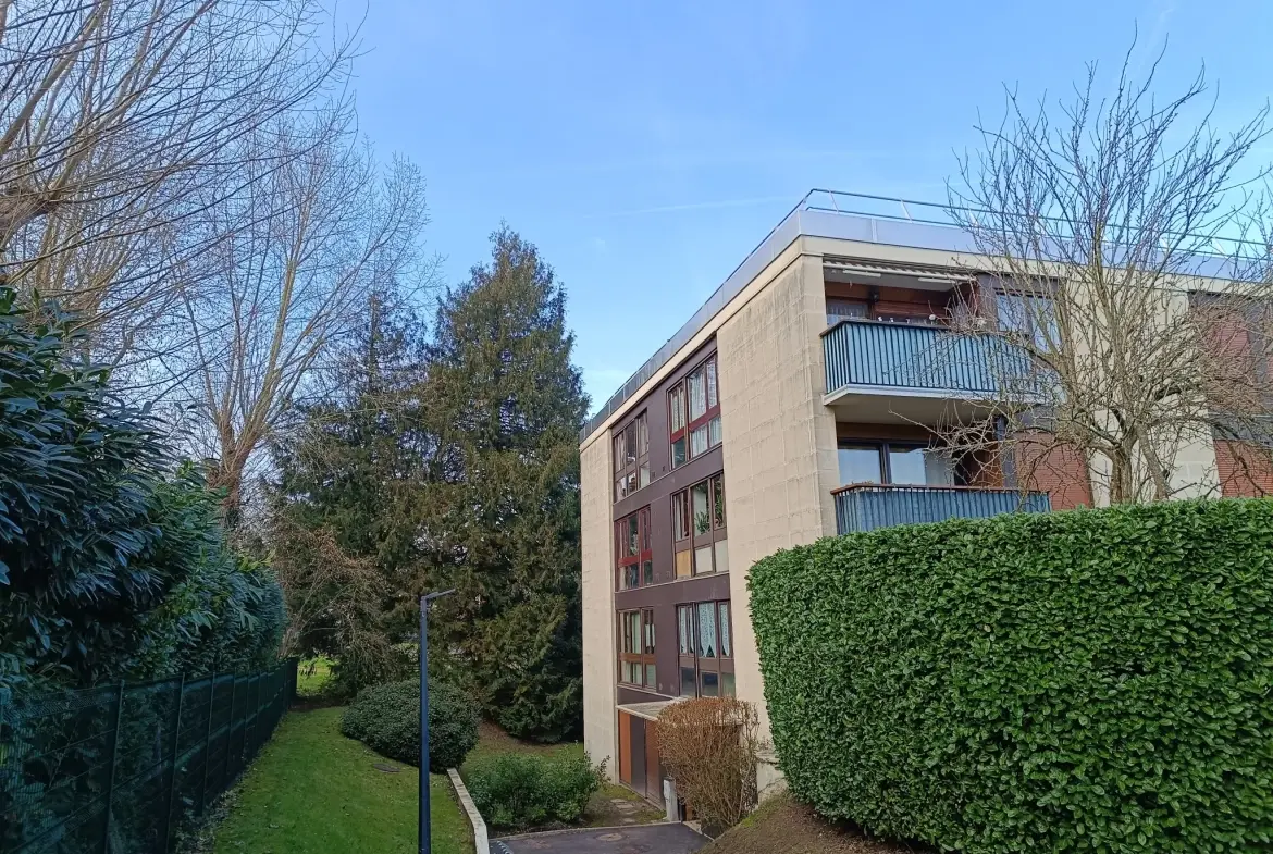 Studette meublée en rez-de-jardin à Fontenay-le-Fleury, idéal investisseur 