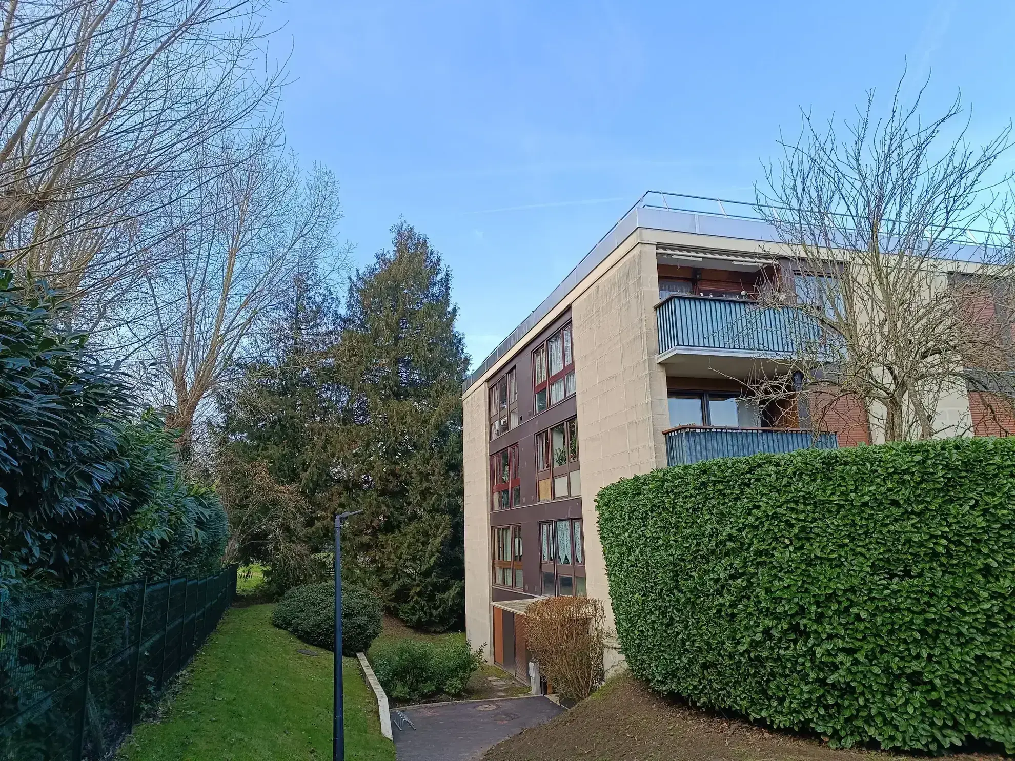 Studette meublée en rez-de-jardin à Fontenay-le-Fleury, idéal investisseur 