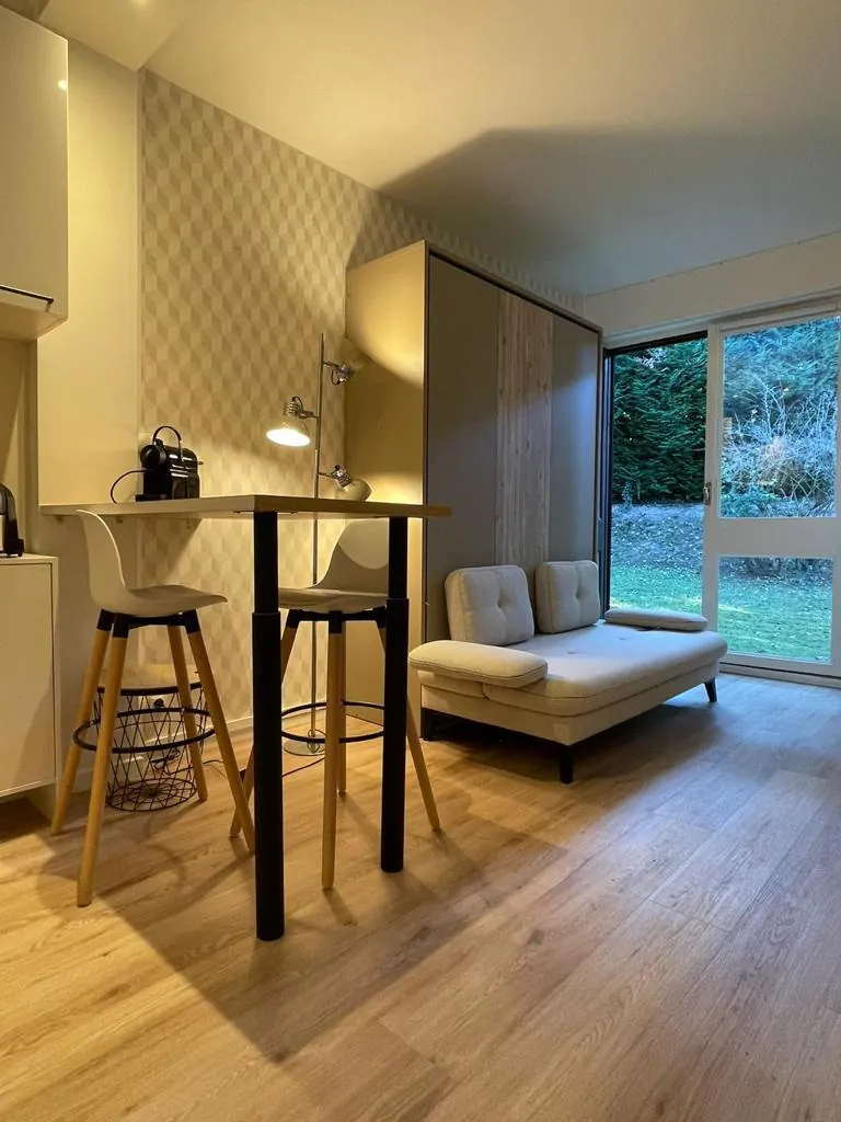 Studette meublée en rez-de-jardin à Fontenay-le-Fleury, idéal investisseur 