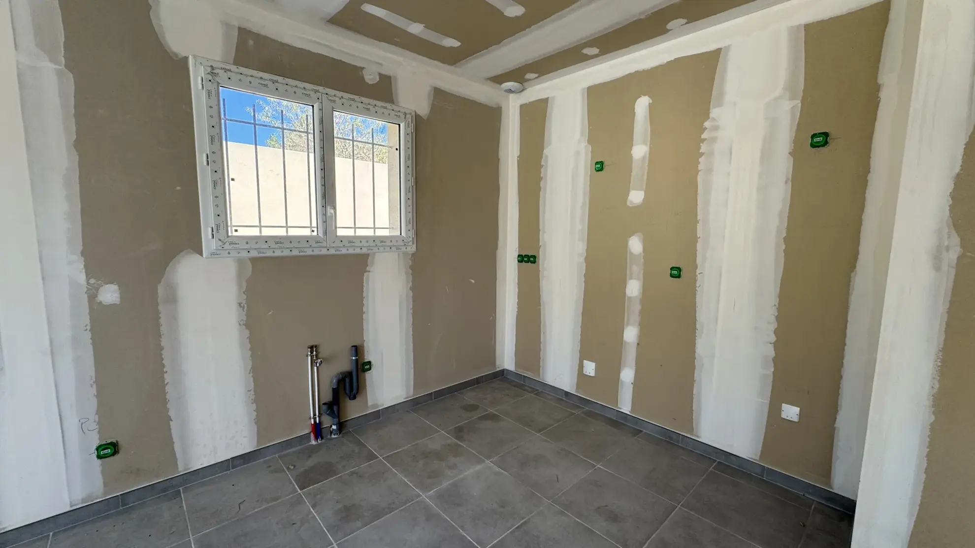 Maison neuve RT2012 de 83 m² avec garage et terrasse à Bezouce 