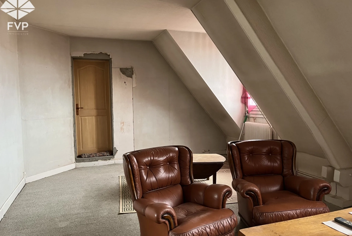 Immeuble à vendre au centre du Trait avec potentiel de développement et plusieurs surfaces pour investissement 
