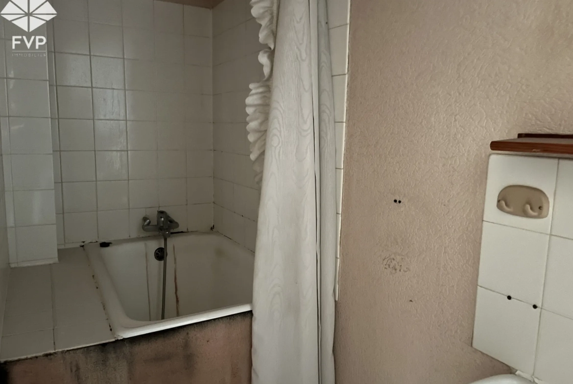Immeuble à vendre au centre du Trait avec potentiel de développement et plusieurs surfaces pour investissement 