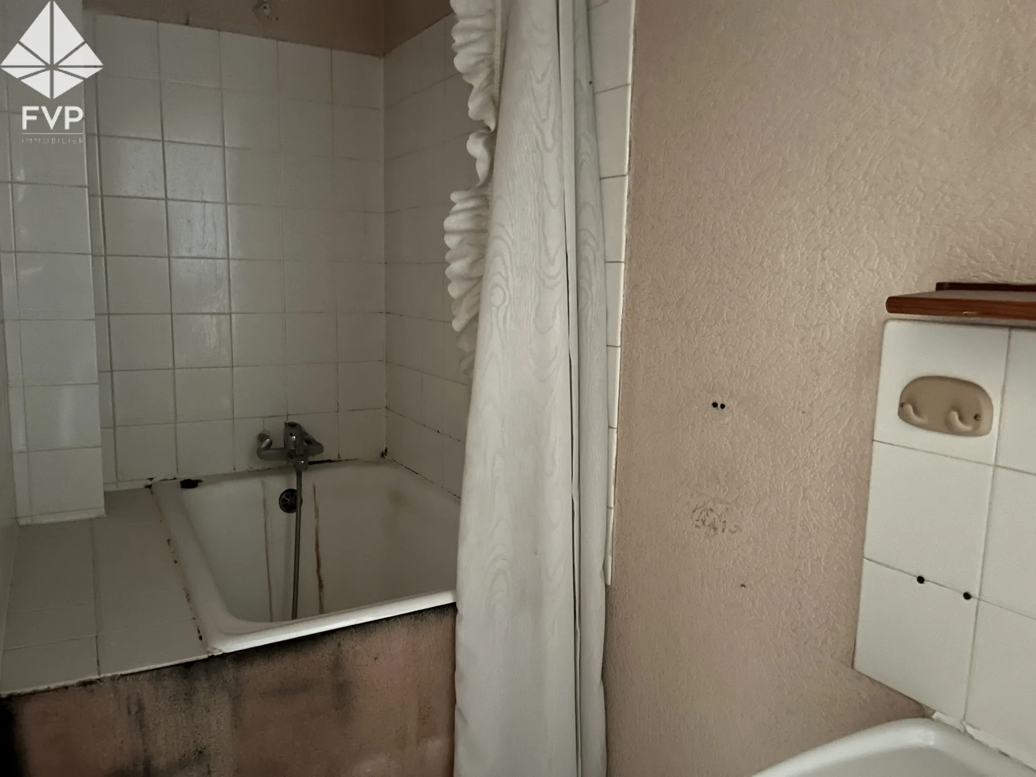 Immeuble à vendre au centre du Trait avec potentiel de développement et plusieurs surfaces pour investissement 