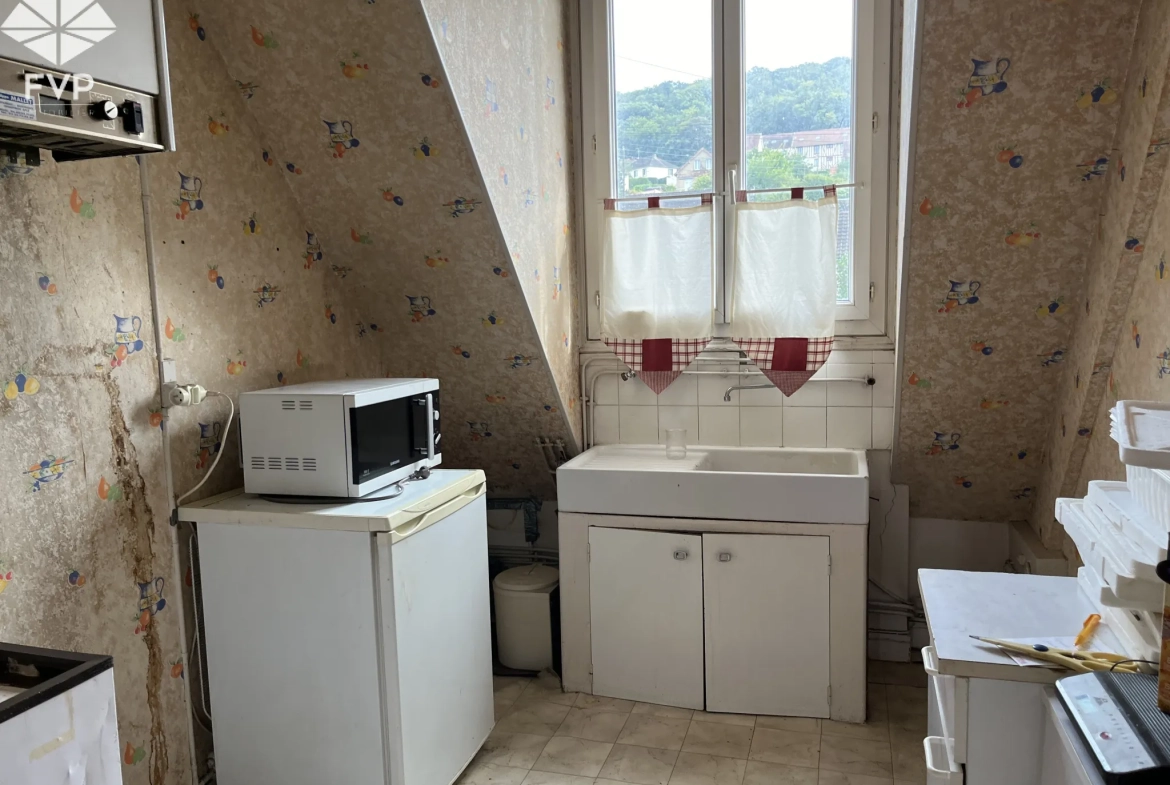 Immeuble à vendre au centre du Trait avec potentiel de développement et plusieurs surfaces pour investissement 