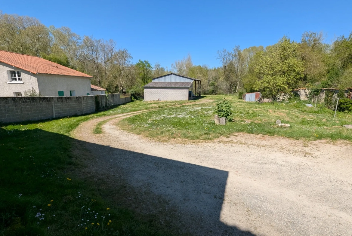 Grande maison en pierre à rénover à Bessines avec terrain et accès rivière proche de Niort 