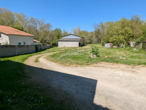 Grande maison en pierre à rénover à Bessines avec terrain et accès rivière proche de Niort 