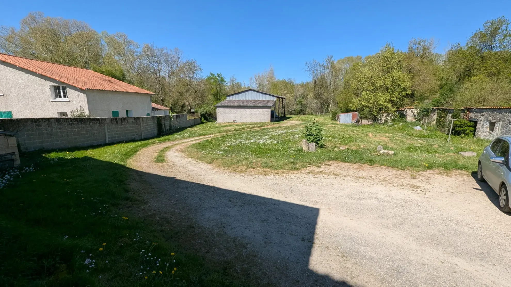 Grande maison en pierre à rénover à Bessines avec terrain et accès rivière proche de Niort 