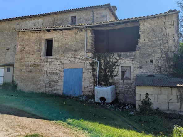 Grande maison en pierre à rénover à Bessines avec terrain et accès rivière proche de Niort 
