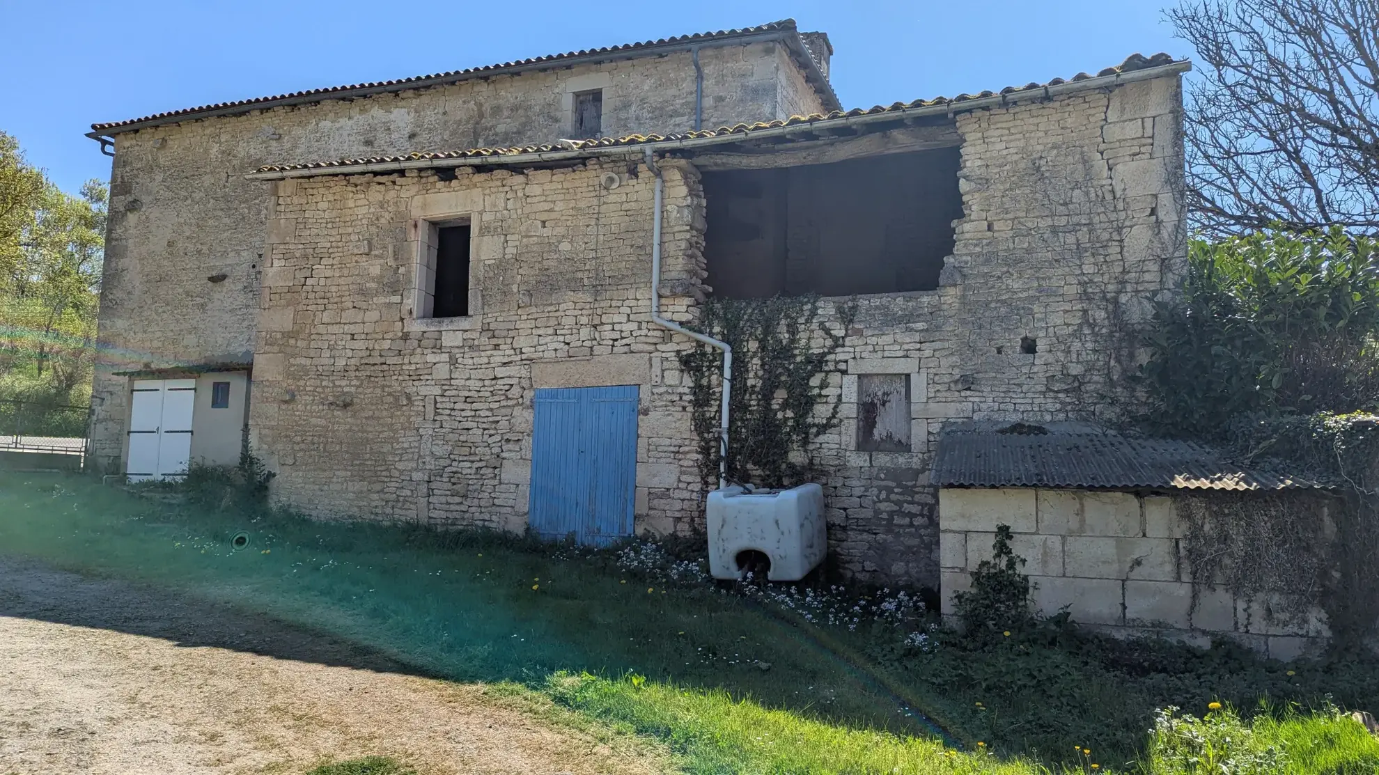 Grande maison en pierre à rénover à Bessines avec terrain et accès rivière proche de Niort 