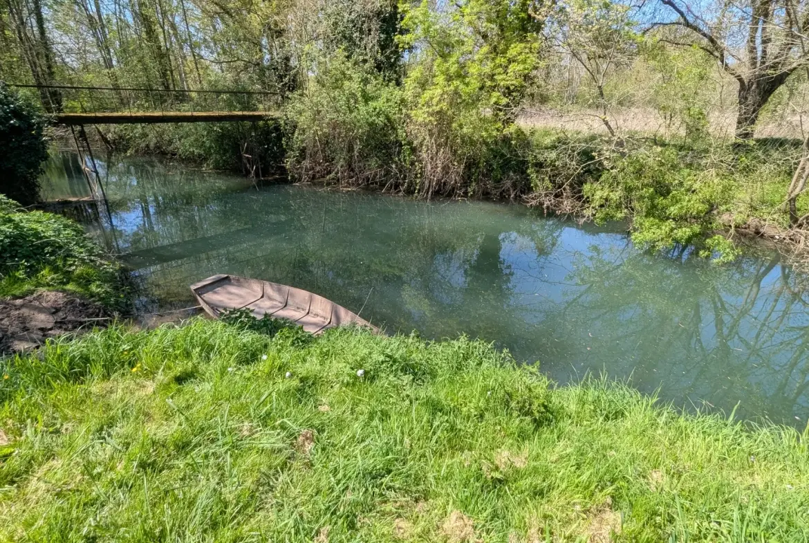 Grande maison en pierre à rénover à Bessines avec terrain et accès rivière proche de Niort 