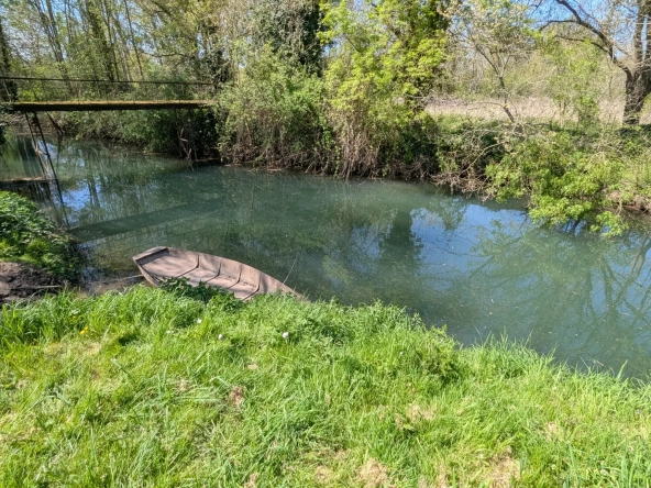 Grande maison en pierre à rénover à Bessines avec terrain et accès rivière proche de Niort 