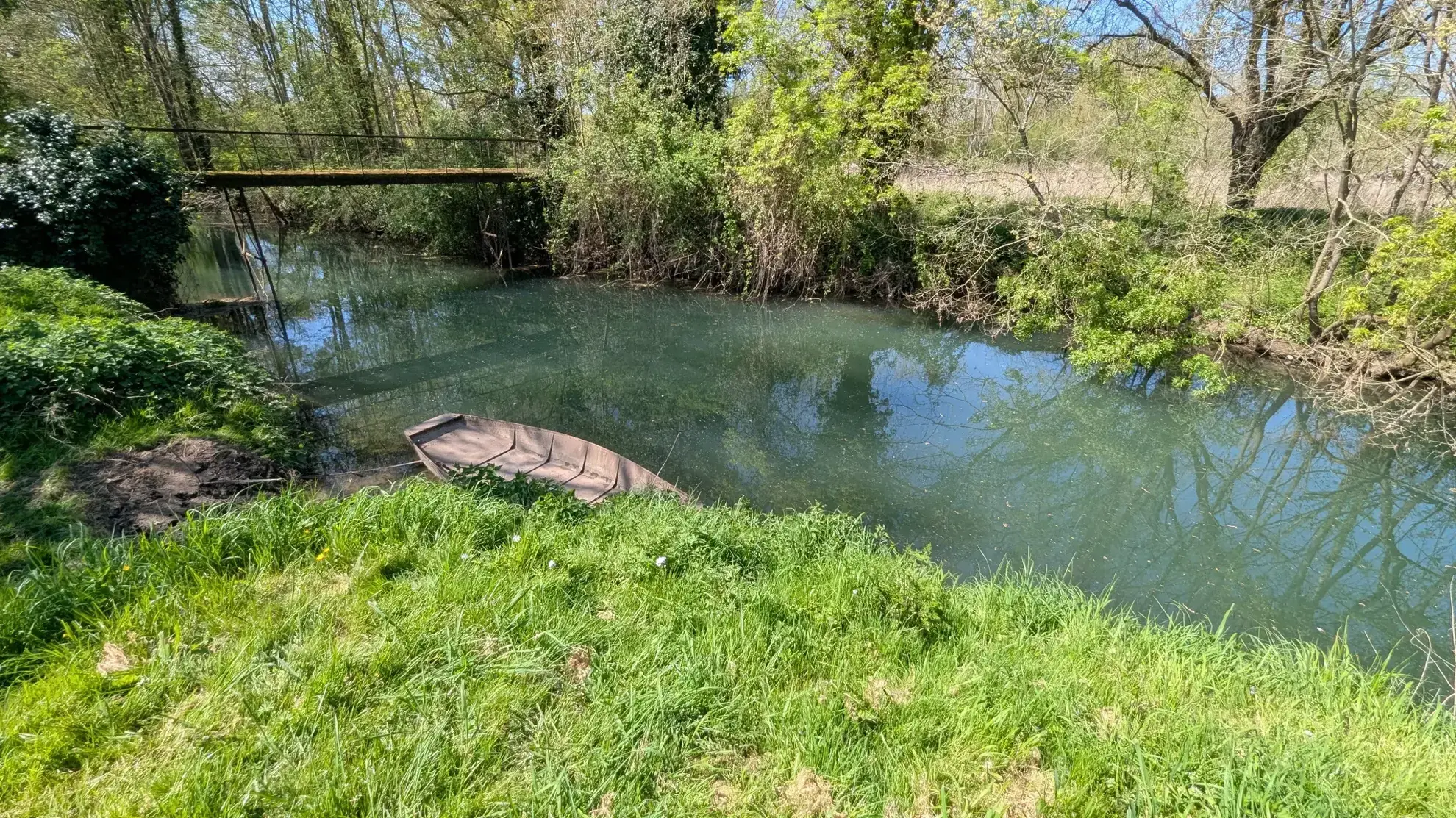 Grande maison en pierre à rénover à Bessines avec terrain et accès rivière proche de Niort 
