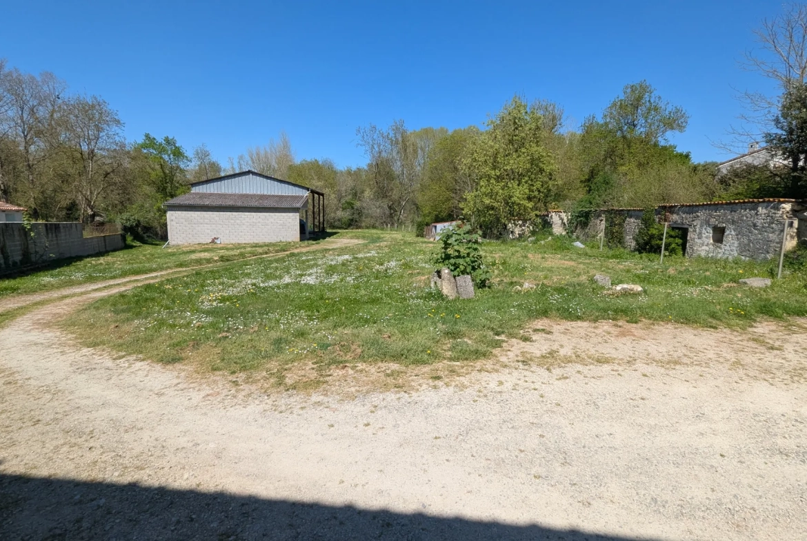 Grande maison en pierre à rénover à Bessines avec terrain et accès rivière proche de Niort 