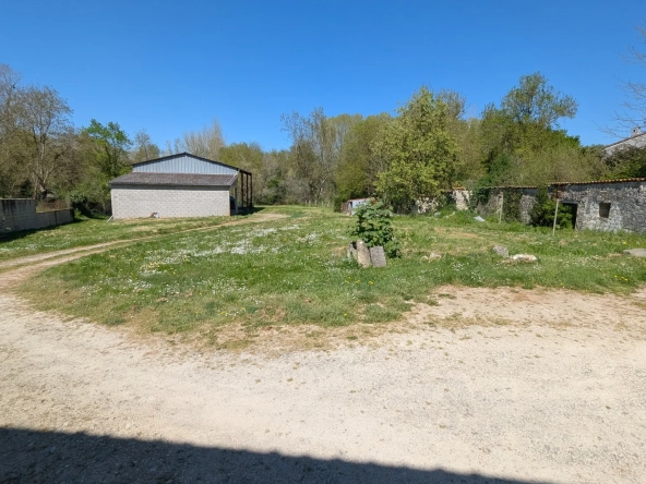Grande maison en pierre à rénover à Bessines avec terrain et accès rivière proche de Niort 