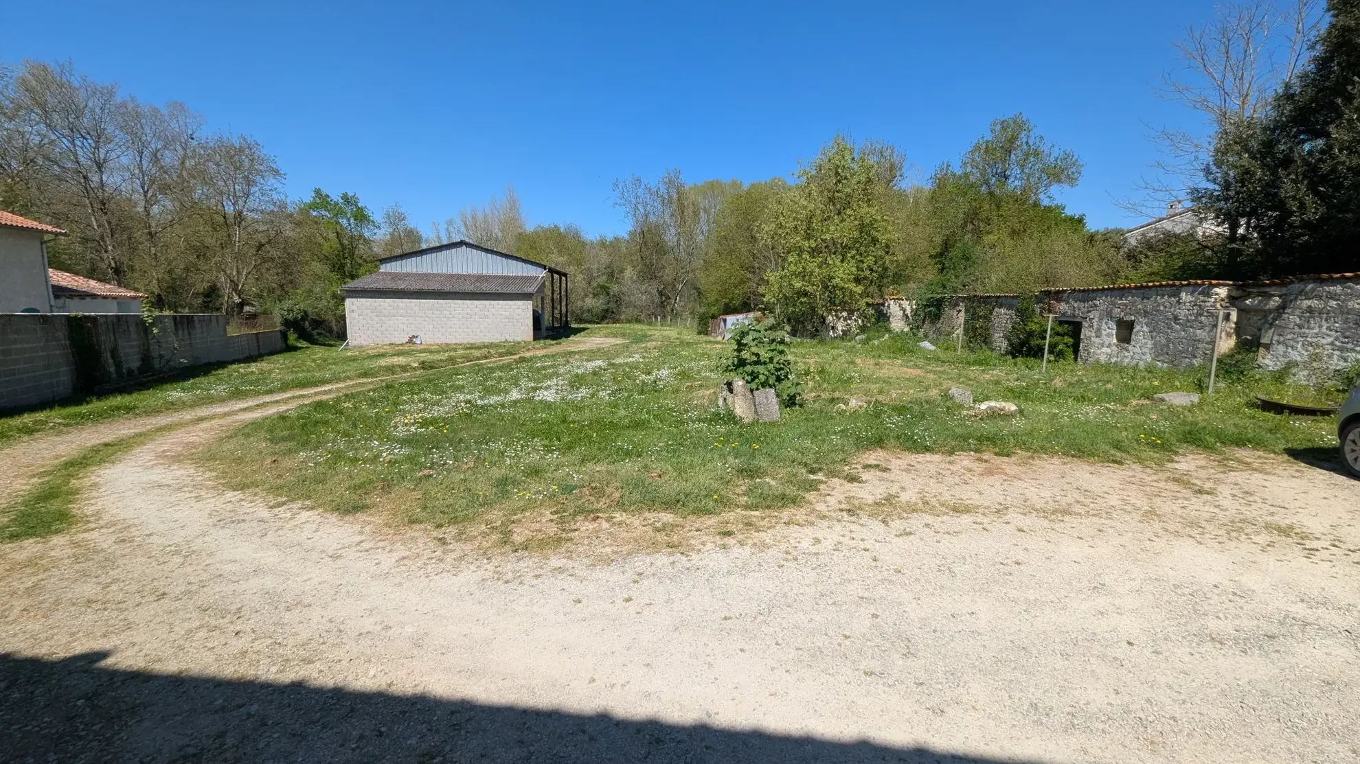 Grande maison en pierre à rénover à Bessines avec terrain et accès rivière proche de Niort 
