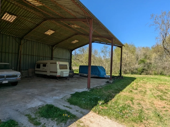 Grande maison en pierre à rénover à Bessines avec terrain et accès rivière proche de Niort 