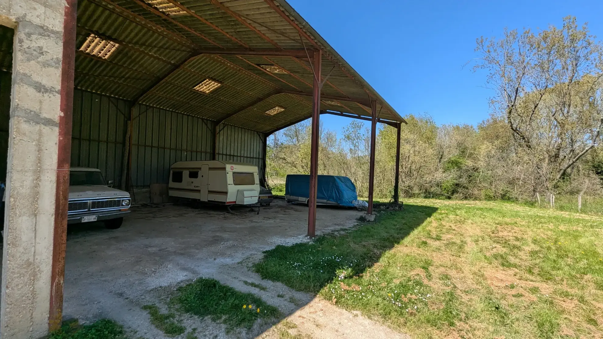Grande maison en pierre à rénover à Bessines avec terrain et accès rivière proche de Niort 