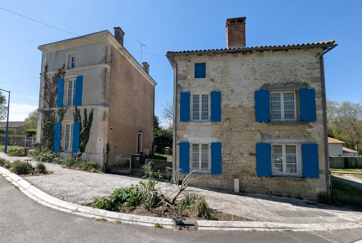 Grande maison en pierre à rénover à Bessines avec terrain et accès rivière proche de Niort 
