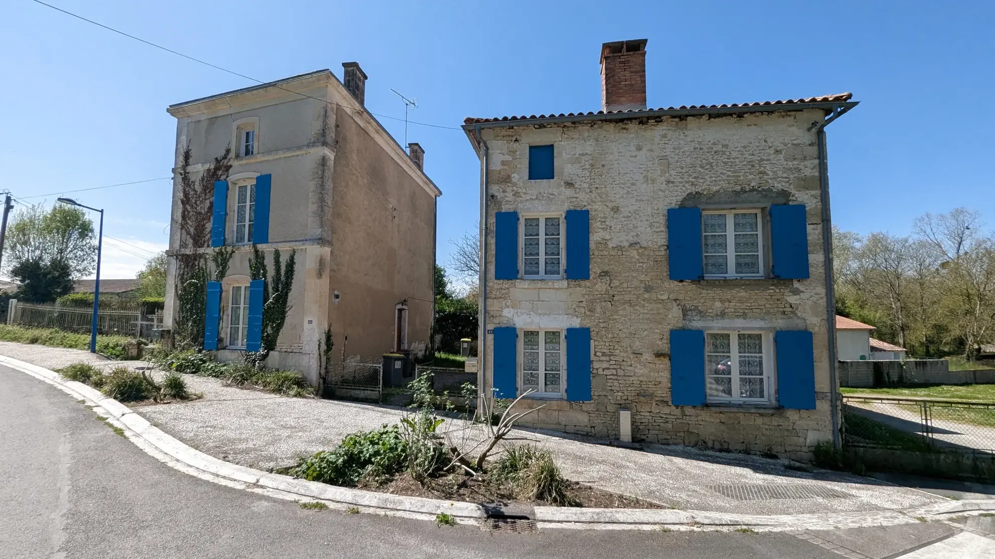 Grande maison en pierre à rénover à Bessines avec terrain et accès rivière proche de Niort 