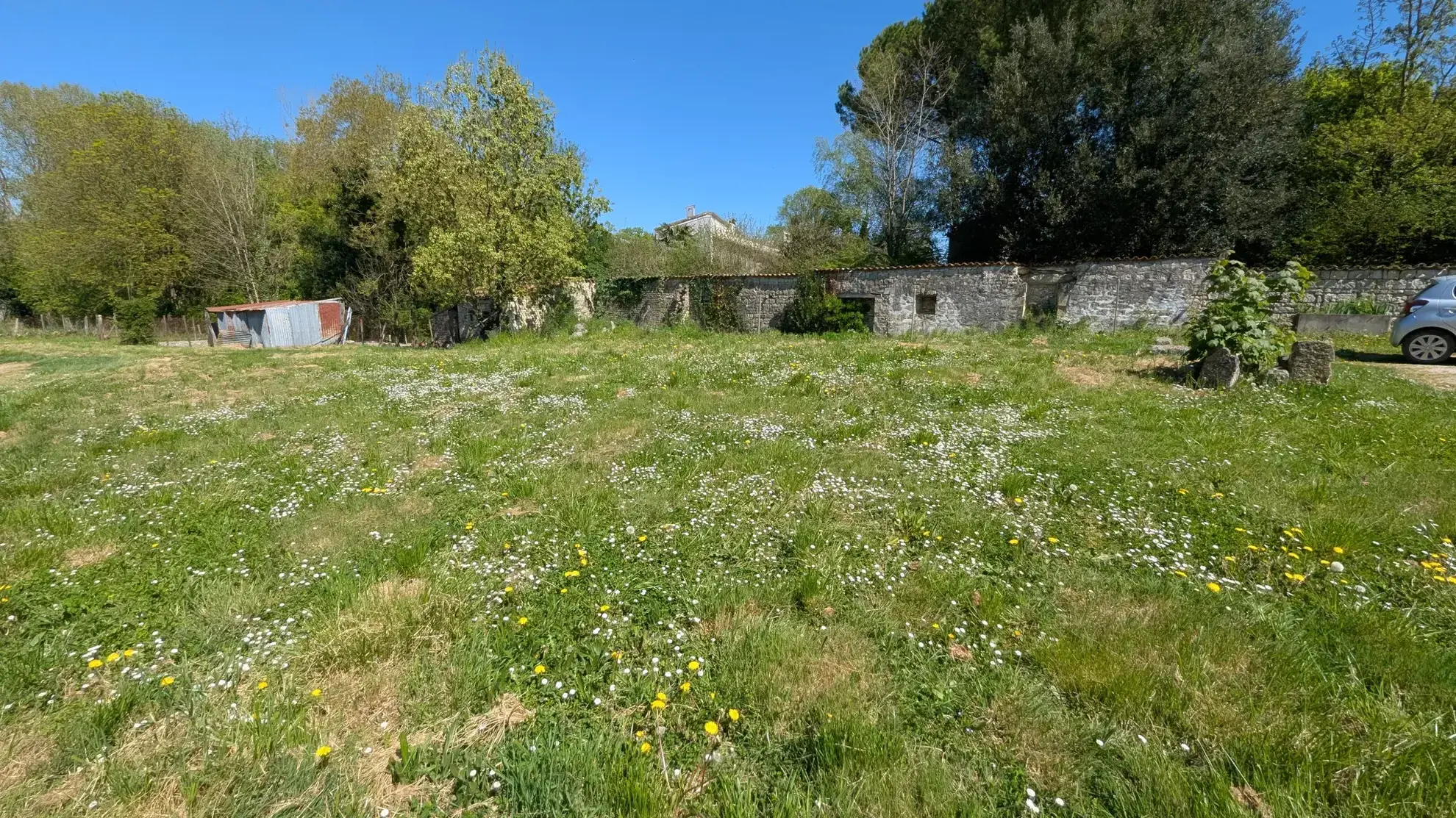 Grande maison en pierre à rénover à Bessines avec terrain et accès rivière proche de Niort 