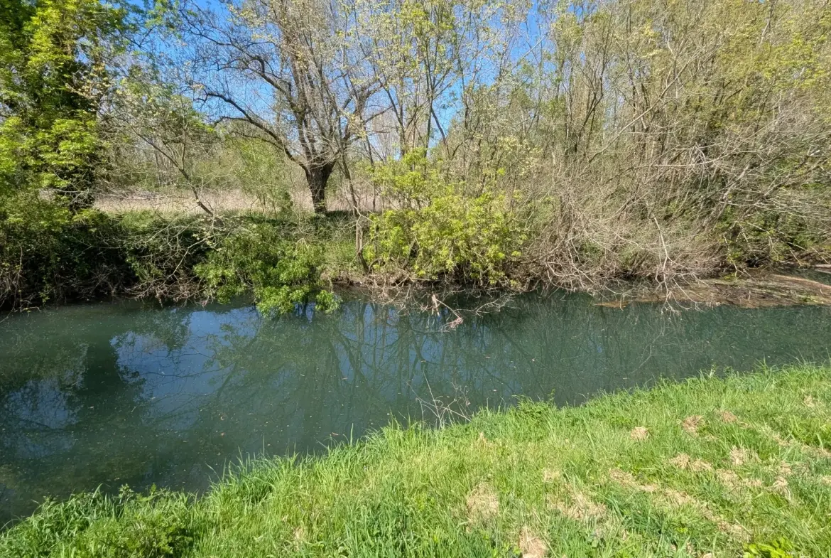 Grande maison en pierre à rénover à Bessines avec terrain et accès rivière proche de Niort 