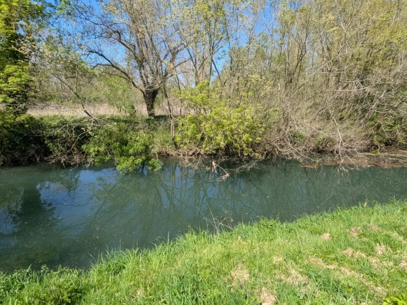 Grande maison en pierre à rénover à Bessines avec terrain et accès rivière proche de Niort 