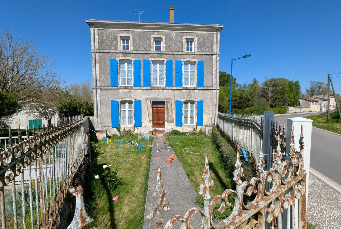 Grande maison en pierre à rénover à Bessines avec terrain et accès rivière proche de Niort 