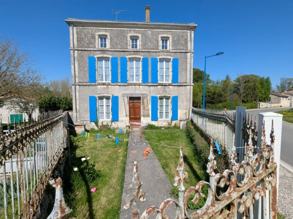 Grande maison en pierre à rénover à Bessines avec terrain et accès rivière proche de Niort 