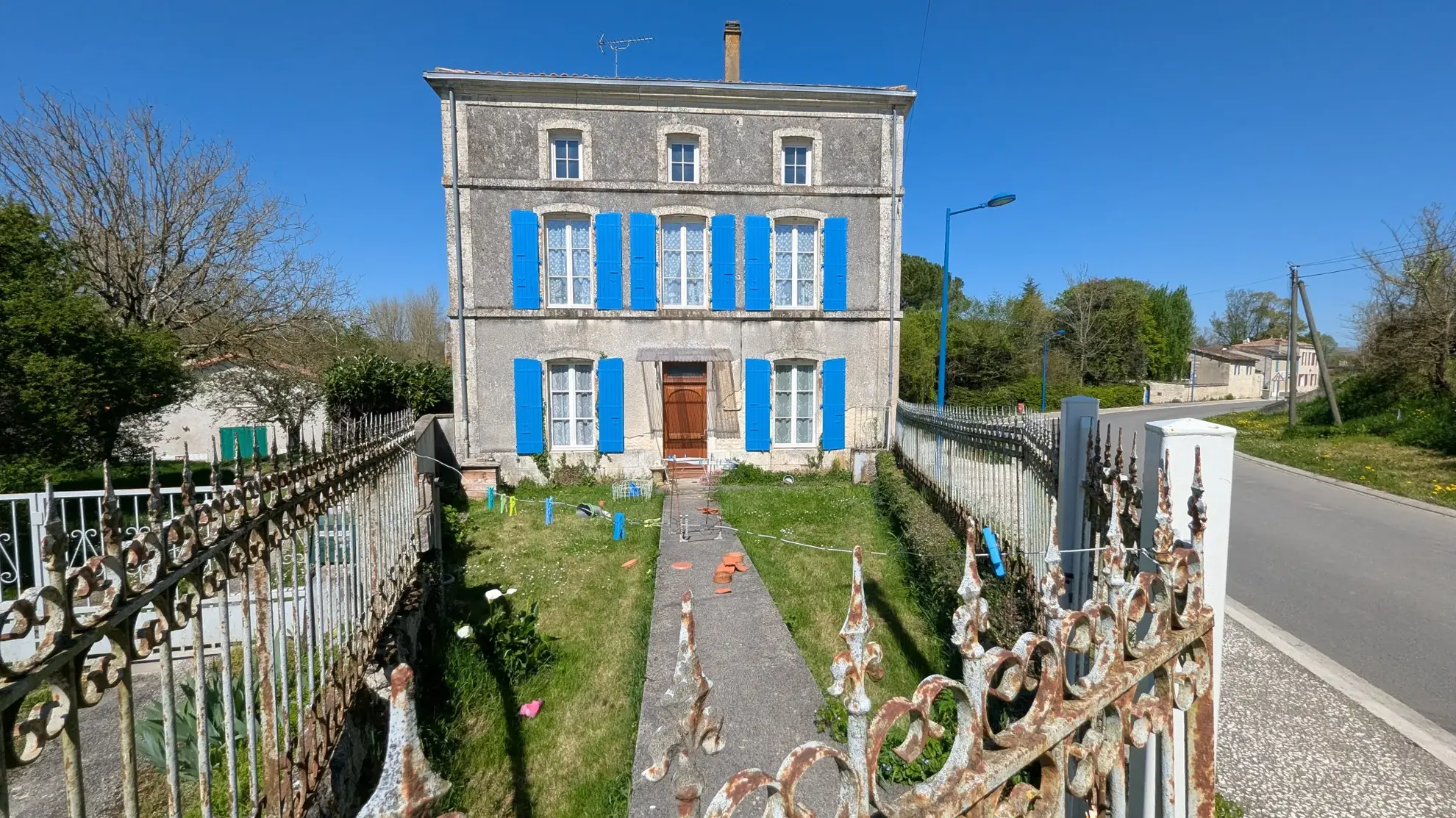 Grande maison en pierre à rénover à Bessines avec terrain et accès rivière proche de Niort 