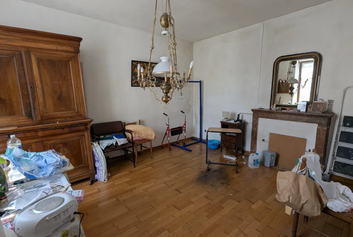Grande maison en pierre à rénover à Bessines avec terrain et accès rivière proche de Niort 