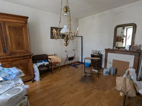 Grande maison en pierre à rénover à Bessines avec terrain et accès rivière proche de Niort 