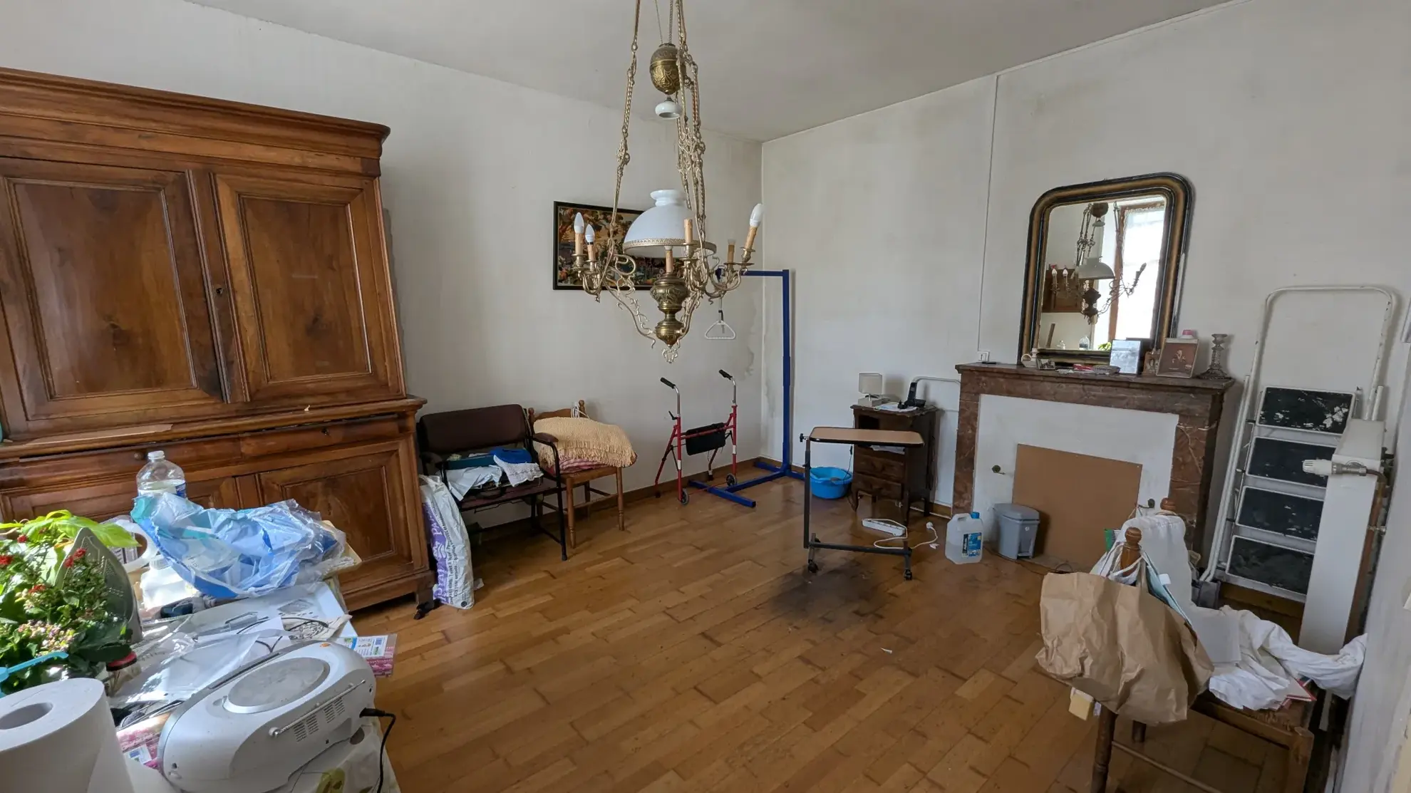 Grande maison en pierre à rénover à Bessines avec terrain et accès rivière proche de Niort 