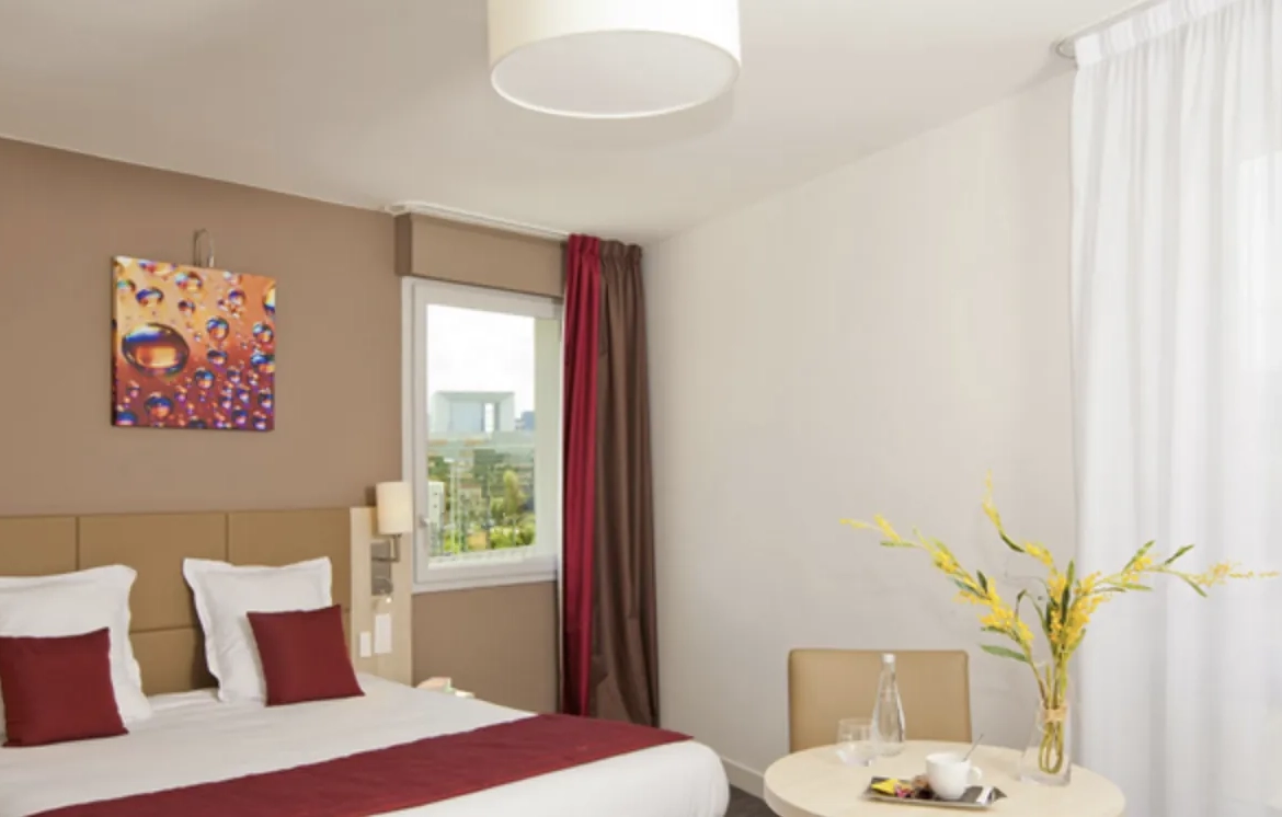 Investissement locatif à Nanterre : Studio meublé avec bail commercial en place 