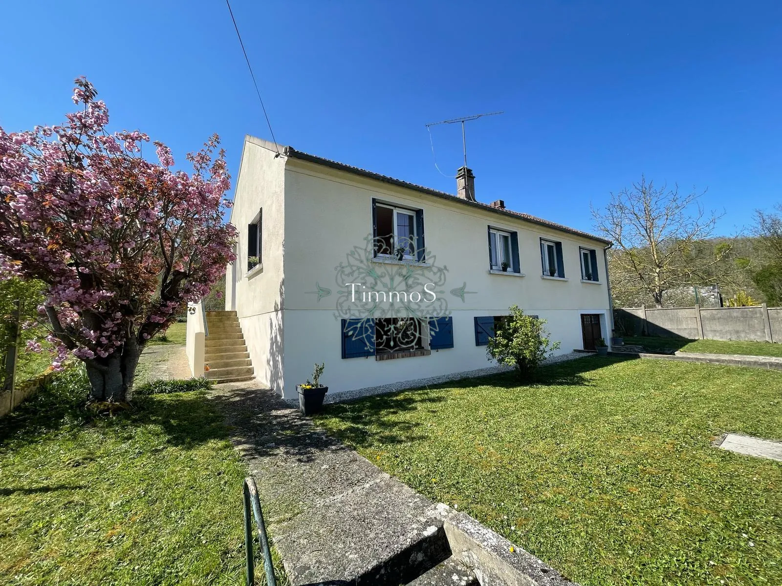 Achat maison indépendante de 129 m² à Mouy avec jardin et garage 