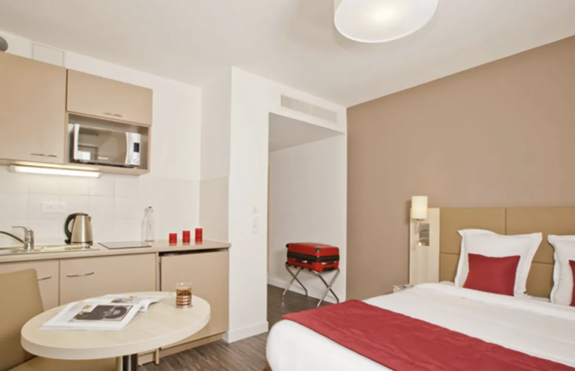 Investissement locatif à Nanterre : Studio meublé avec bail commercial en place 