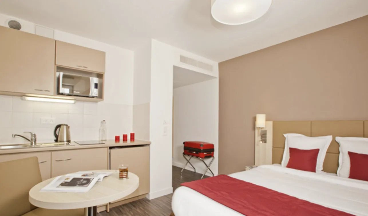 Investissement locatif à Nanterre : Studio meublé avec bail commercial en place 