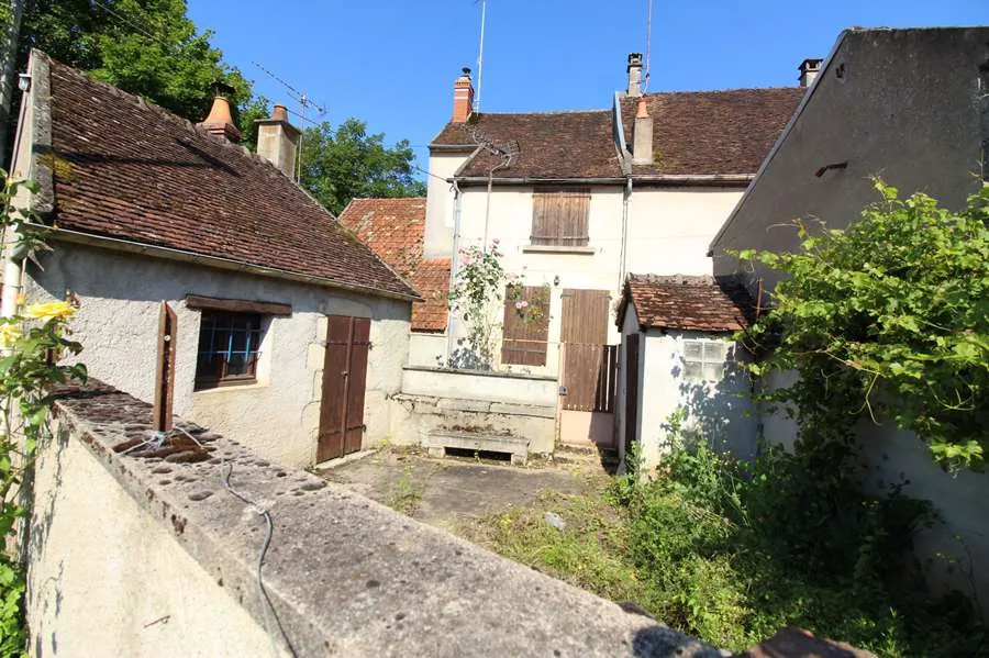 Maison en pierre de pays avec jardin et dépendances à Clamecy - Grande habitation familiale 