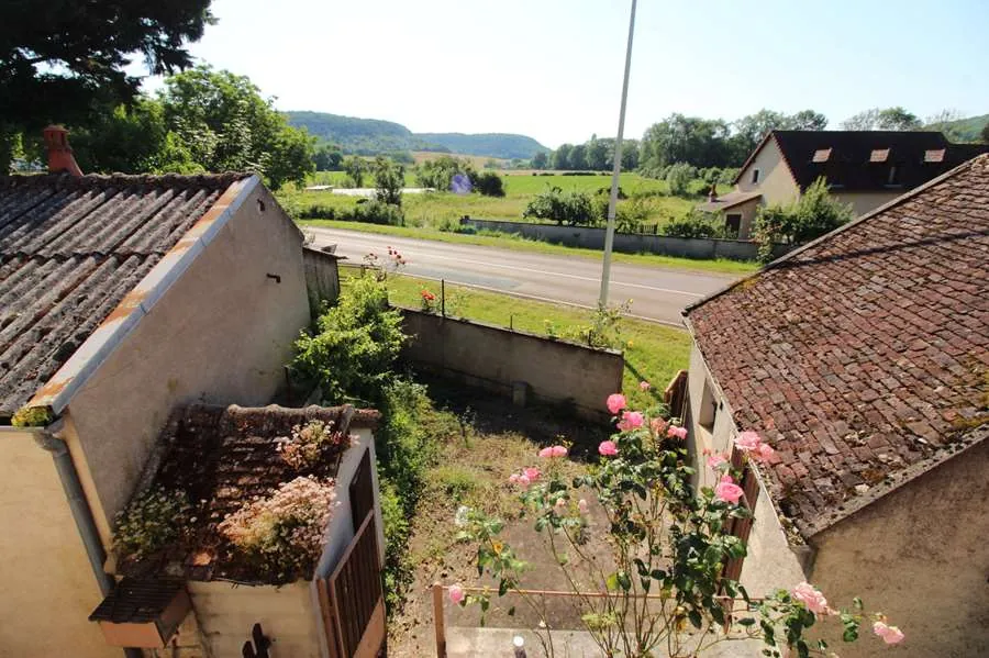 Maison en pierre de pays avec jardin et dépendances à Clamecy - Grande habitation familiale 