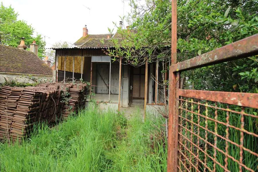 Maison en pierre de pays avec jardin et dépendances à Clamecy - Grande habitation familiale 