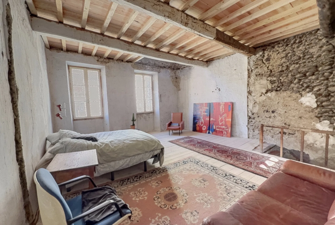 Maison de village à Céret avec garage, terrasse et potentiel de rénovation 