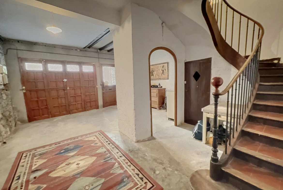 Maison de village à Céret avec garage, terrasse et potentiel de rénovation 